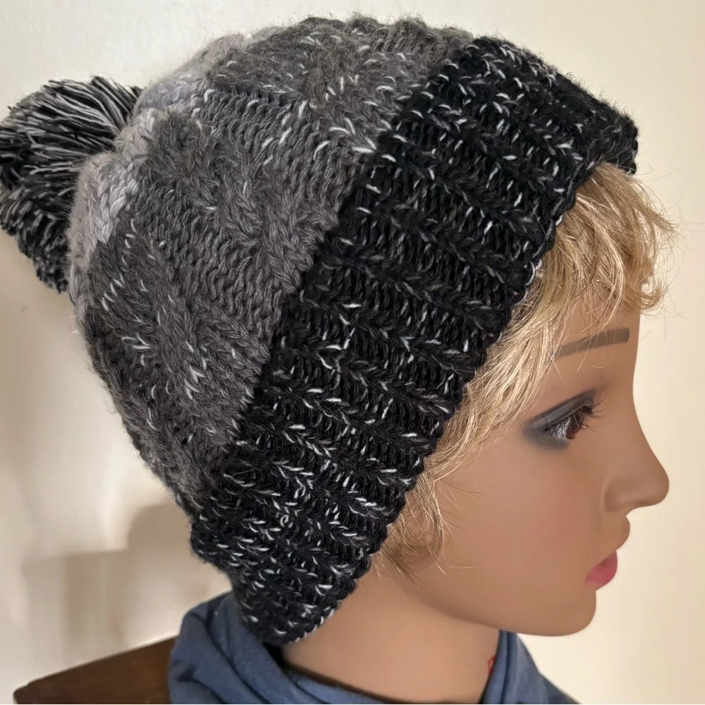 Smartwool Rounded Crown Merino Blend Cable Knit Pompom OS Streetwear Gorpcore